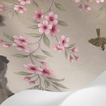 Papier peint panoramique cerisier japonais - Branches fleurs roses oiseaux cage montagnes fond beige crème sur mesure - Matière
